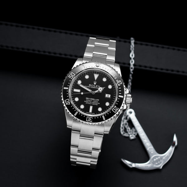 Front view of a Rolex Seadweller SD4K 116600, featuring a stainless steel case, 40mm size, and a black dial with luminous markers and a date function.